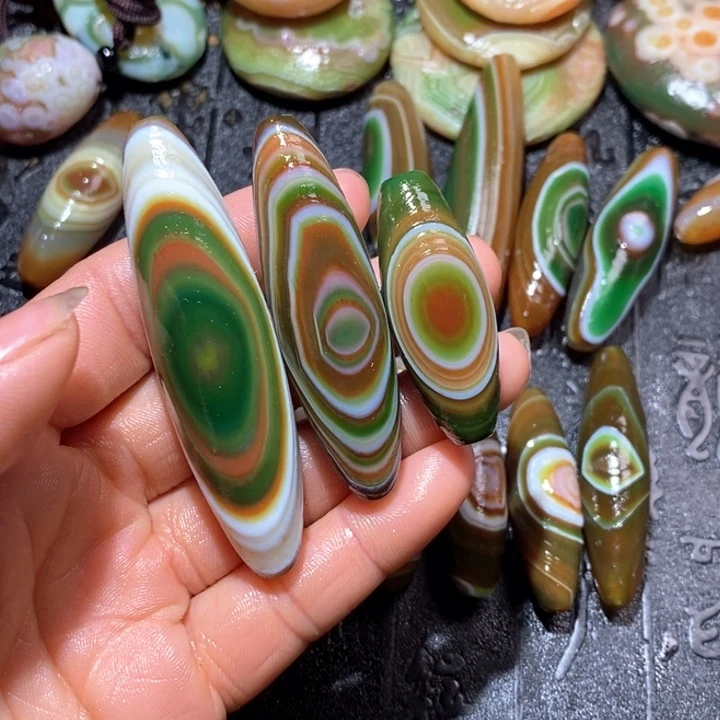 石英质玉颈饰未镶嵌王****！
