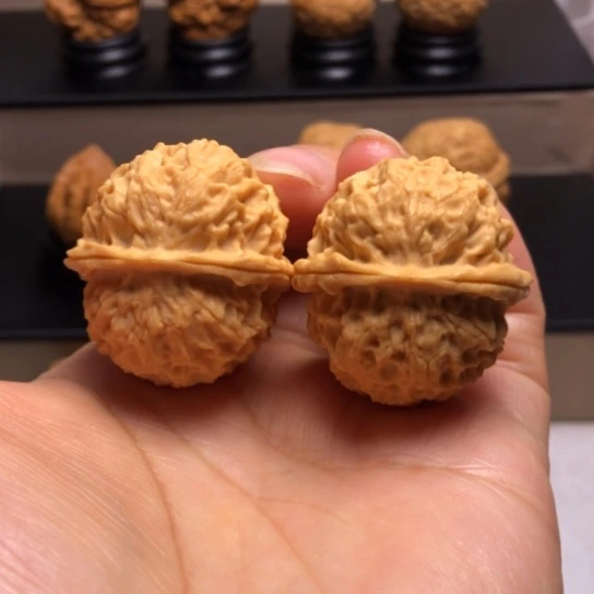 文玩核桃把件珊瑚绣球3