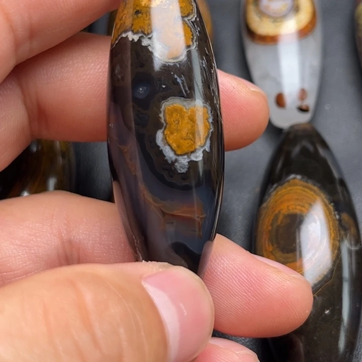 鸿***头石英质玉未镶嵌颈饰