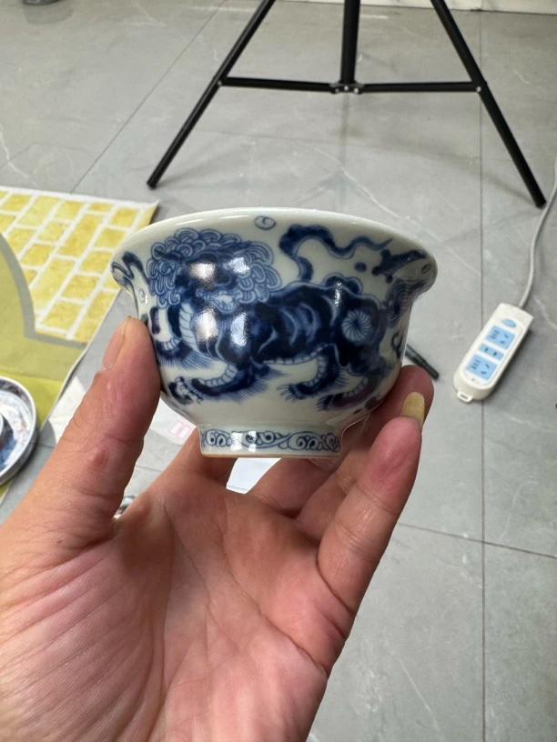 景德镇青花狮子大压手杯微瑕