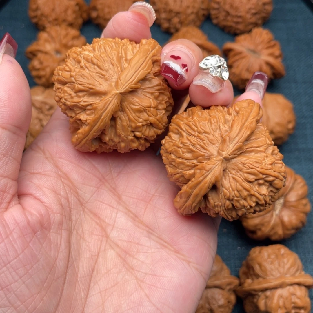 文玩核桃吊坠46白狮子。