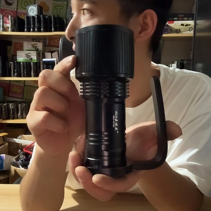 调焦森林虎手电无电池