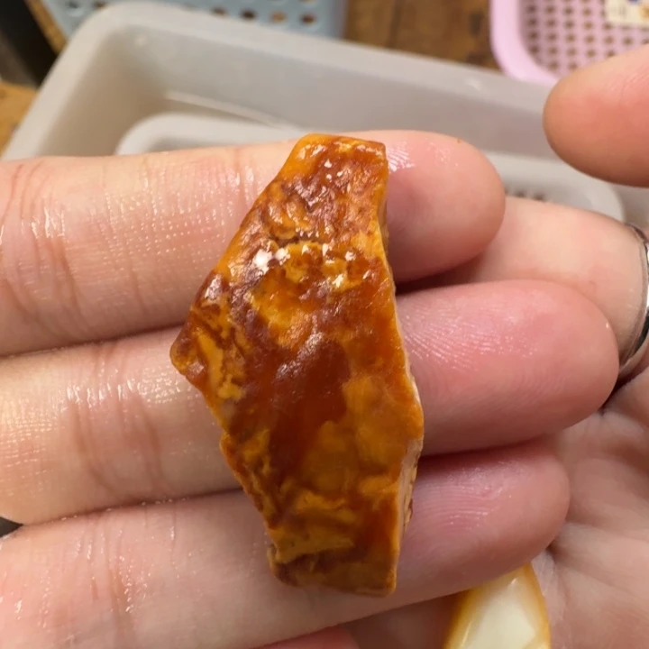 琥珀未镶嵌裸石3颗