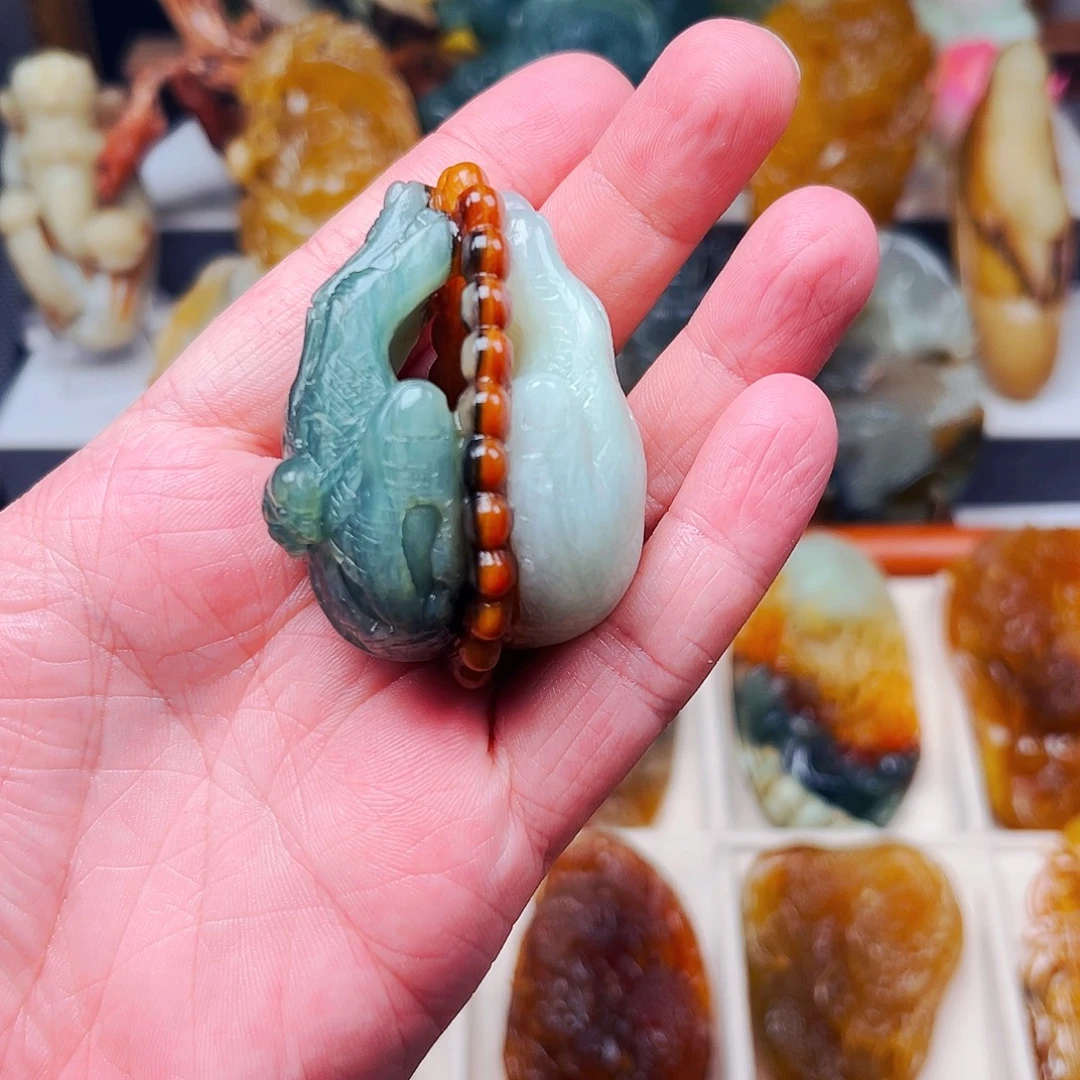 给***翅蛇纹石玉未镶嵌颈饰