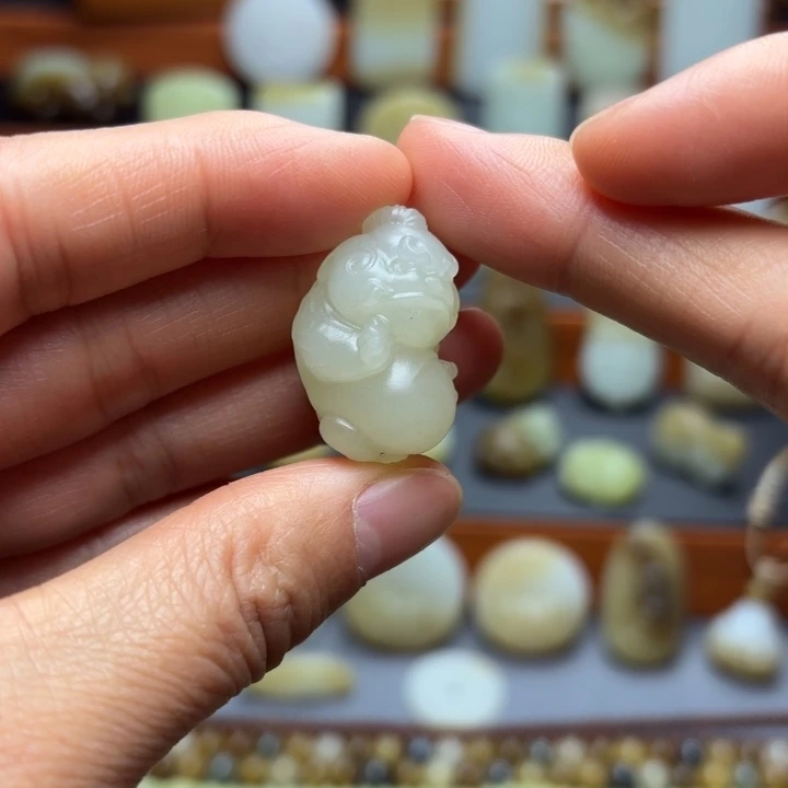 颈饰未镶嵌和田玉（糖玉）