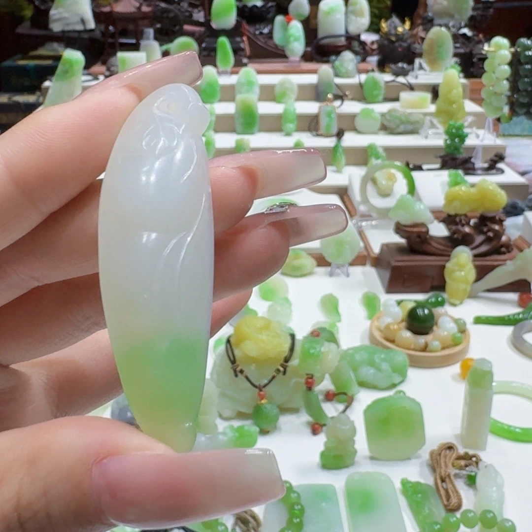 和田玉（翠青玉）未镶嵌挂件白底翠福豆