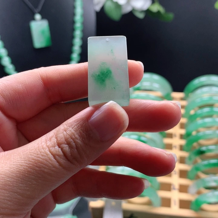 石英质玉吊坠未镶嵌