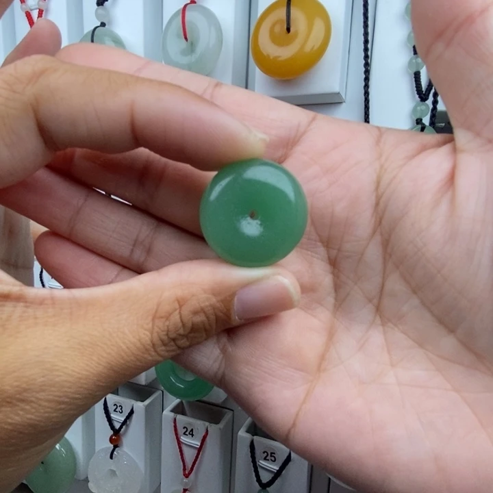 石英质玉未镶嵌颈饰