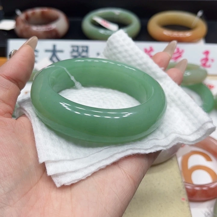 未镶嵌手镯石英质玉家**女