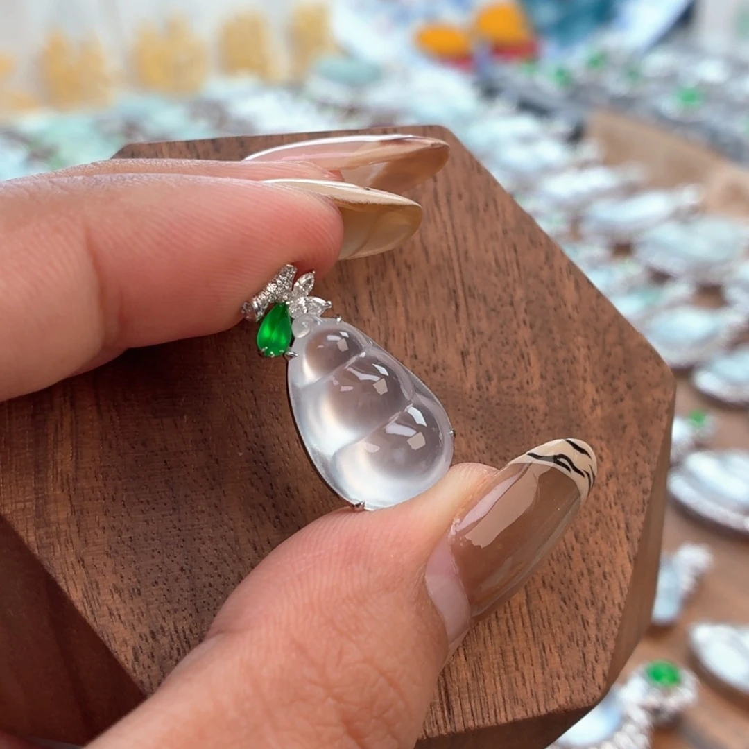 翡翠18K金镶嵌颈饰豆子