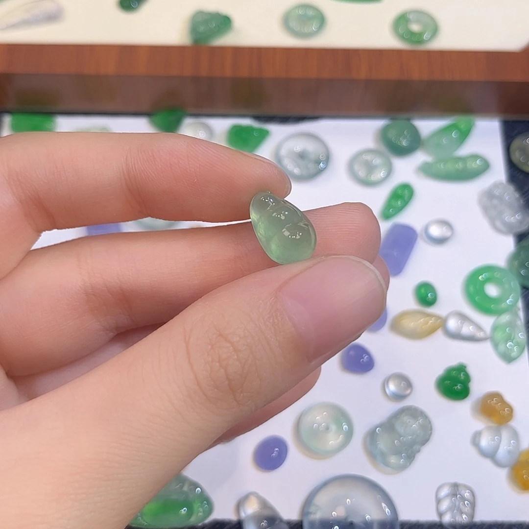 翡翠挂件未镶嵌翡翠