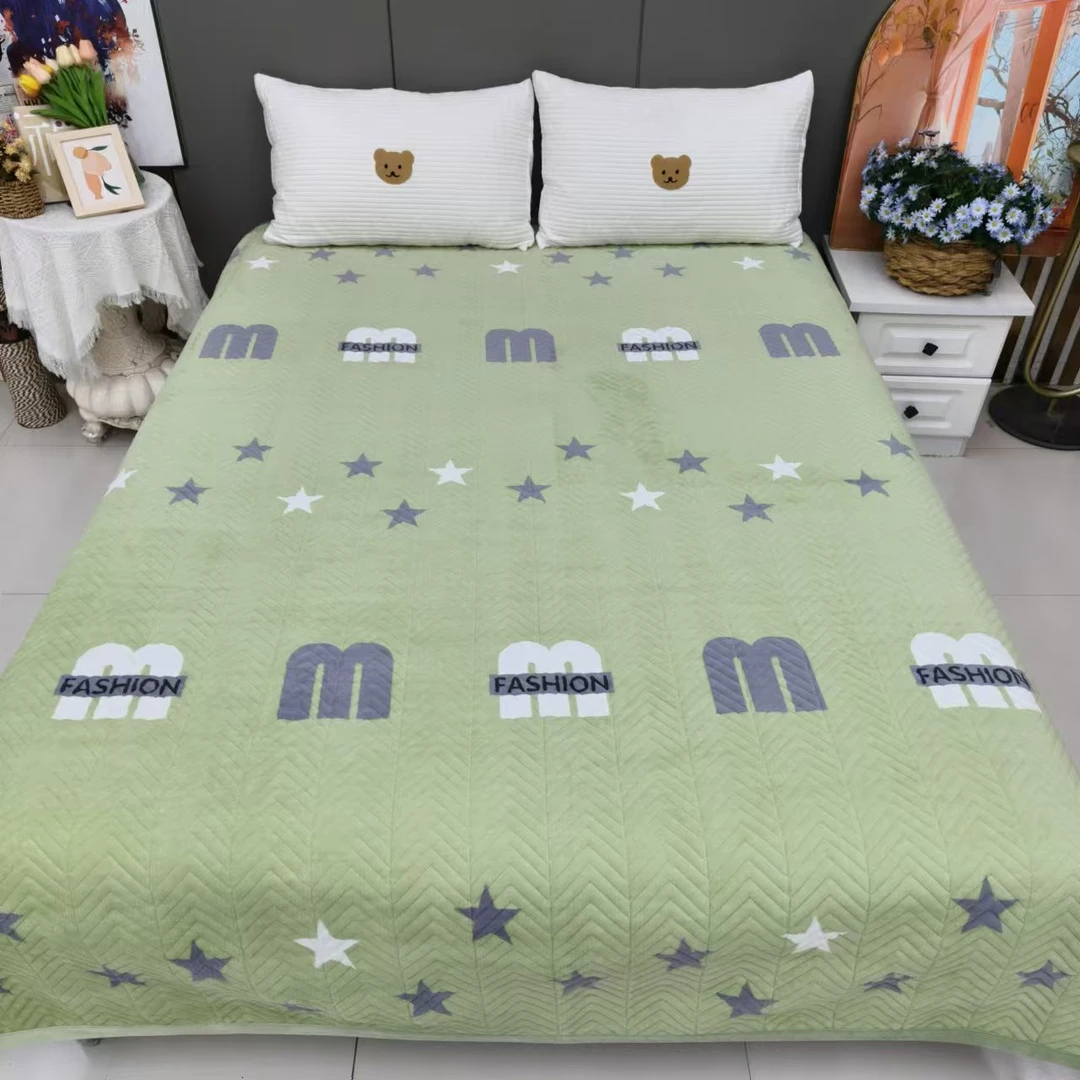 年终大促-绿地字母-牛奶绒床盖直角款双面绗缝【200*220】可机洗