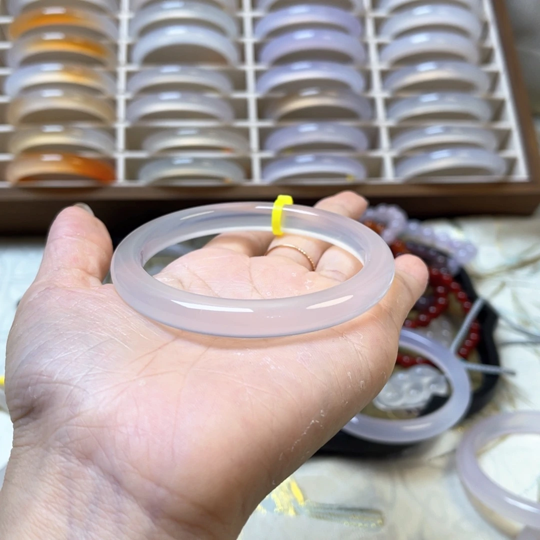 藣***藣玛瑙/玉髓手镯未镶嵌