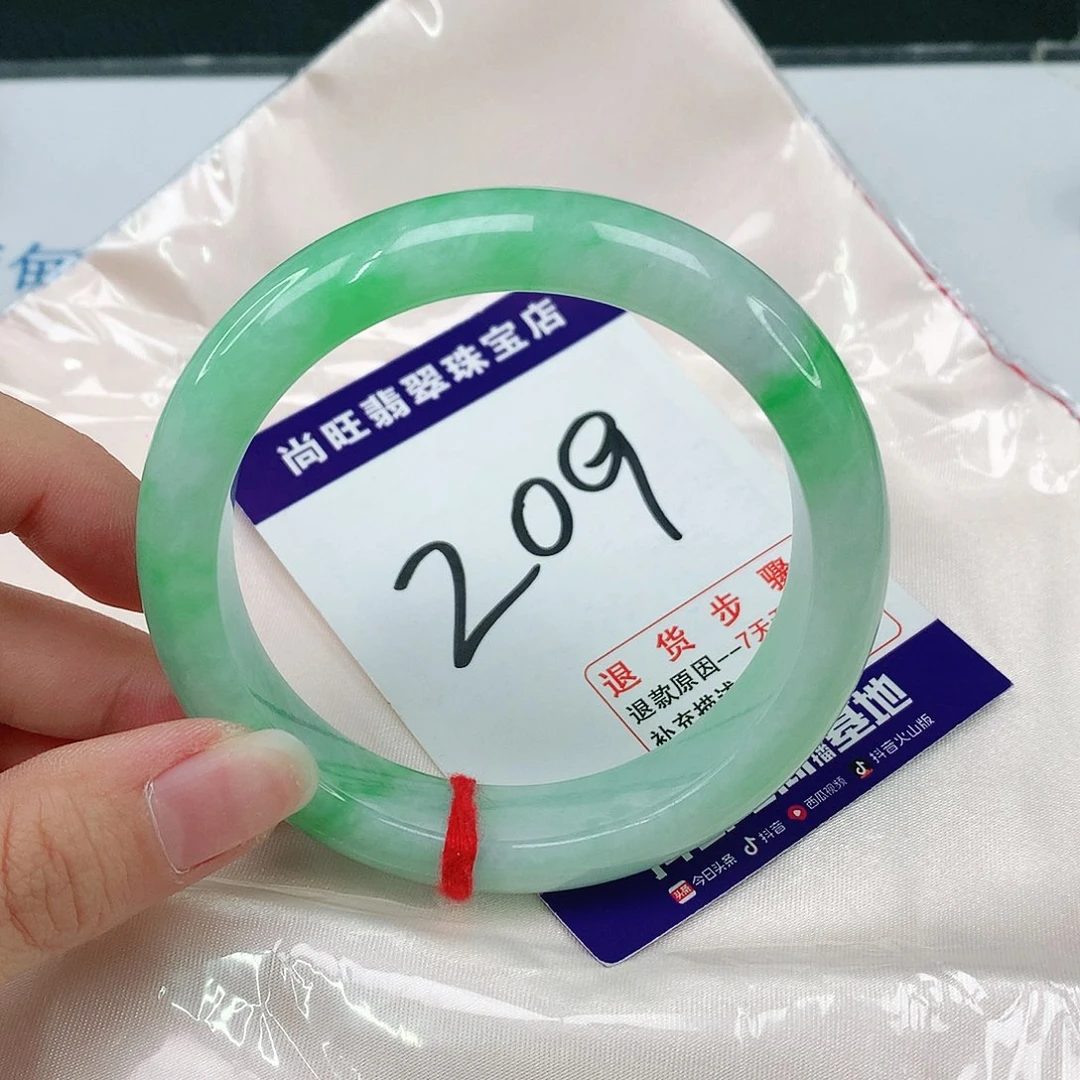 翡翠手镯未镶嵌翡翠12