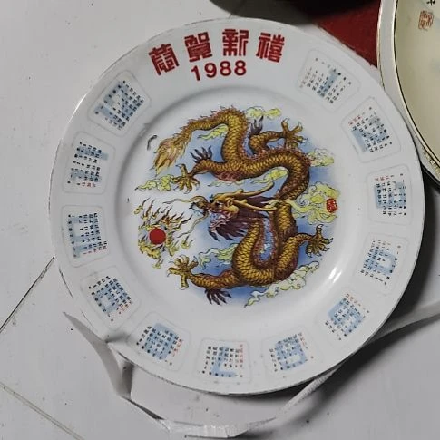 瓷片瓷片，各种摆件，均有瑕疵。沙锅！