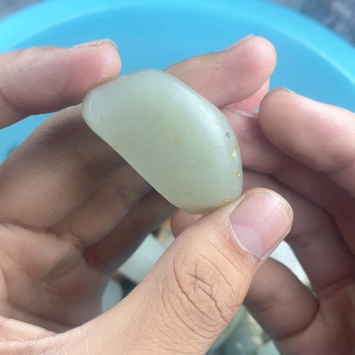 晓***己和田玉未镶嵌颈饰
