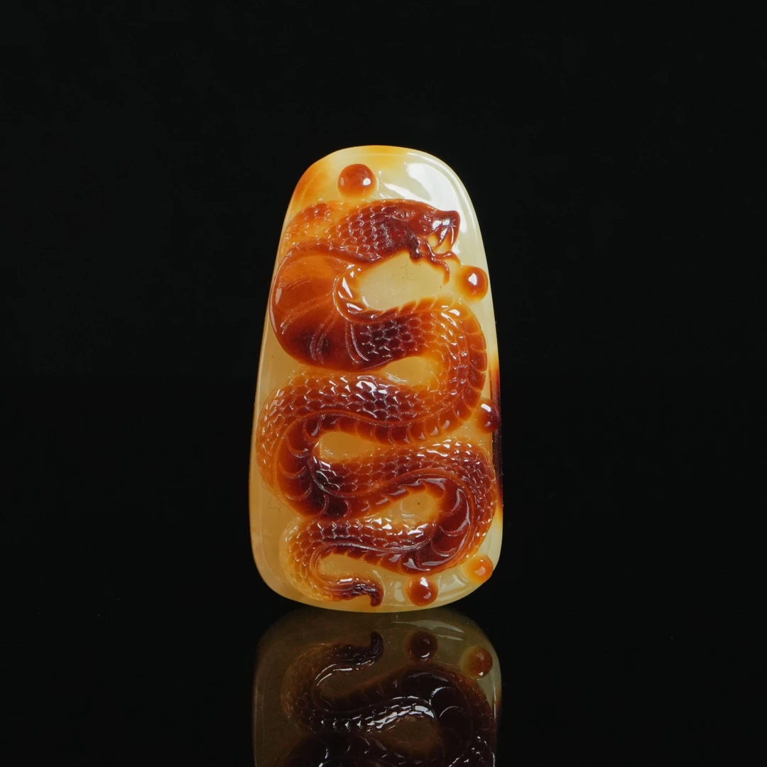 M5178 张祥海大师工俏色巧雕蛇吊坠 30.8g