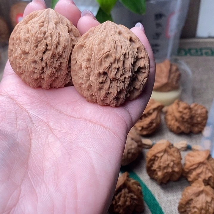 文玩核桃吊坠绣球