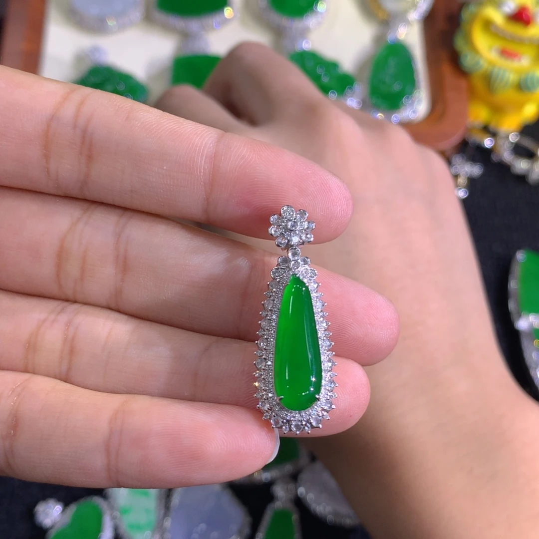 【闪购商品】颈饰18K金镶嵌翡翠