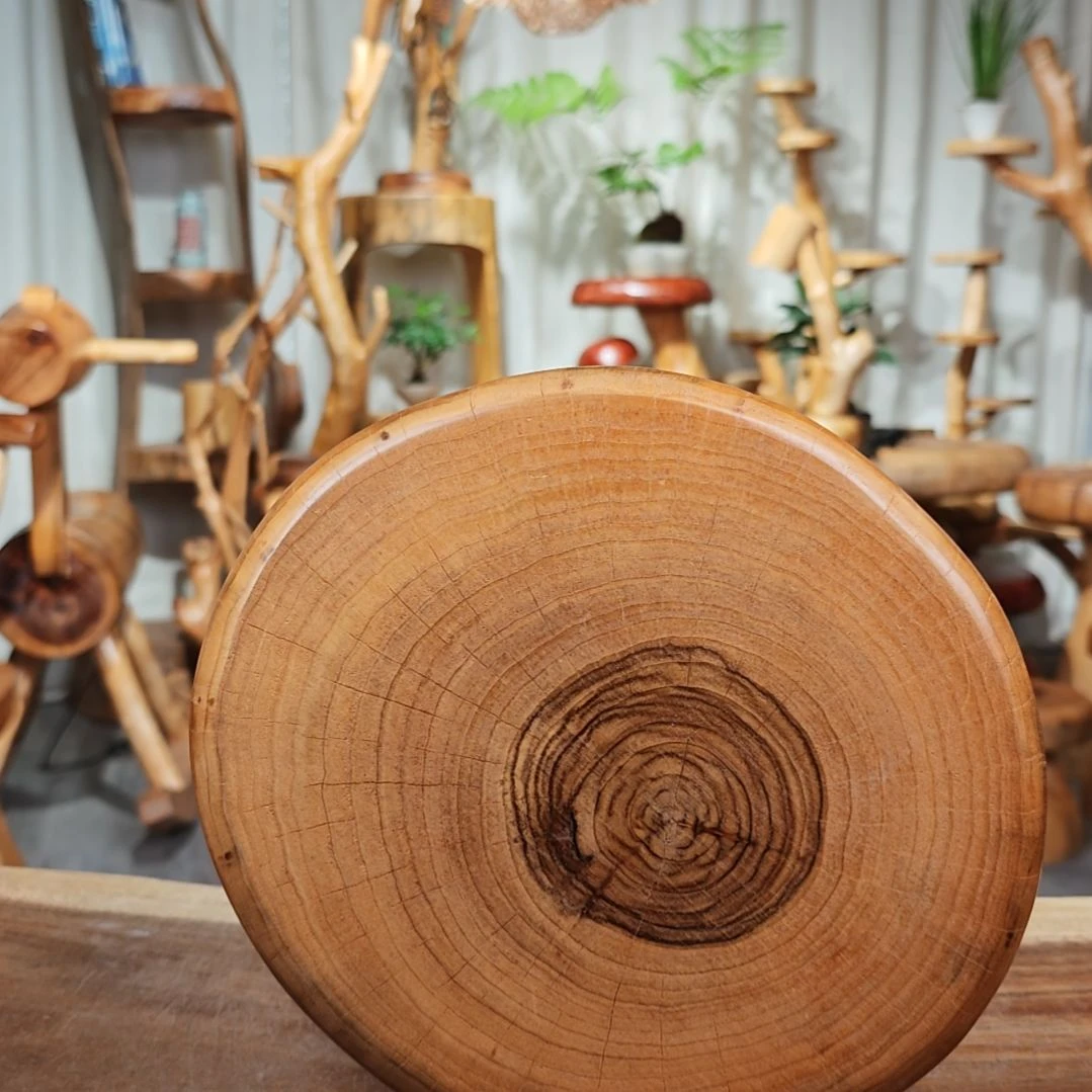 木（非红木类）香樟木三角凳微瑕