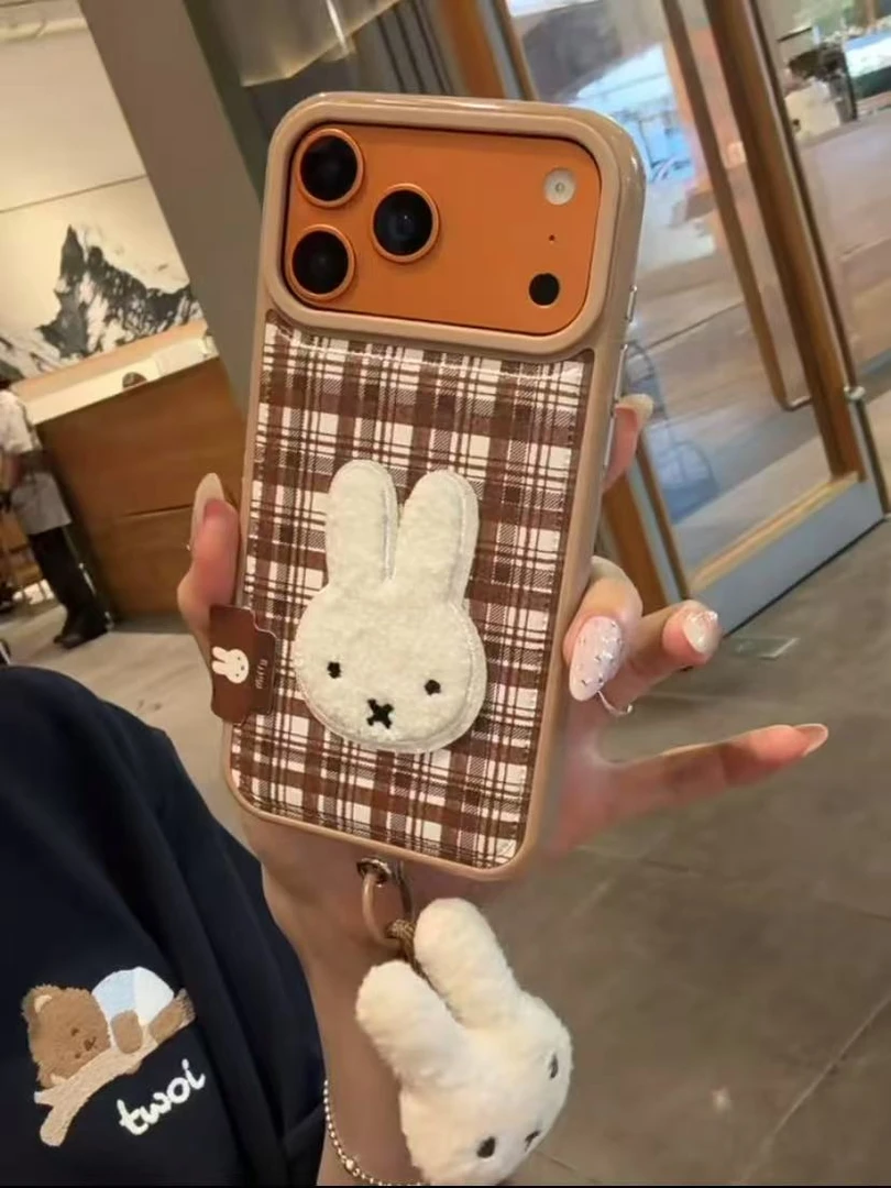 复古秋冬皮纹棕格刺绣米菲适用iPhone17pro手机壳苹果16pro手绳15