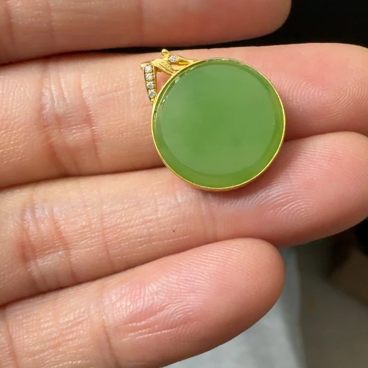 和田玉18K金镶嵌颈饰乌兰海苹果绿平安扣