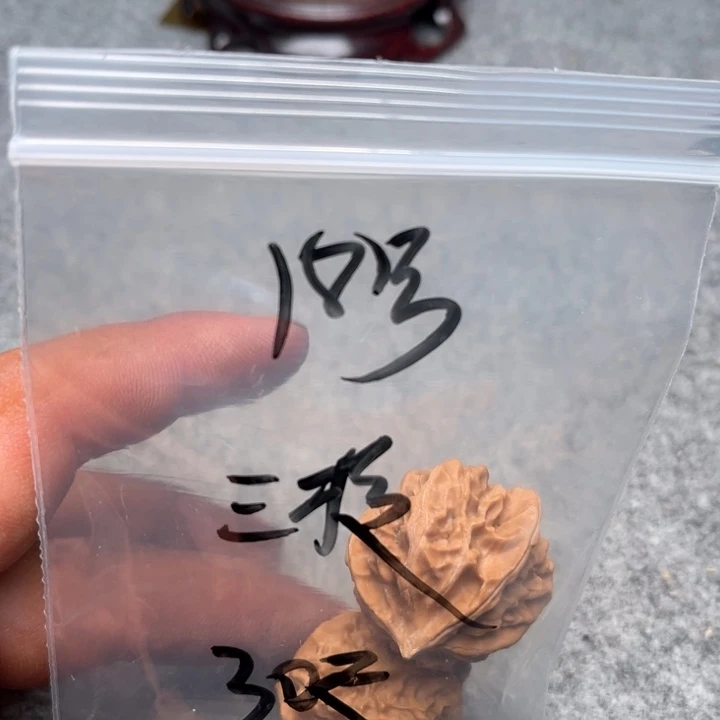 文玩核桃吊坠三棱