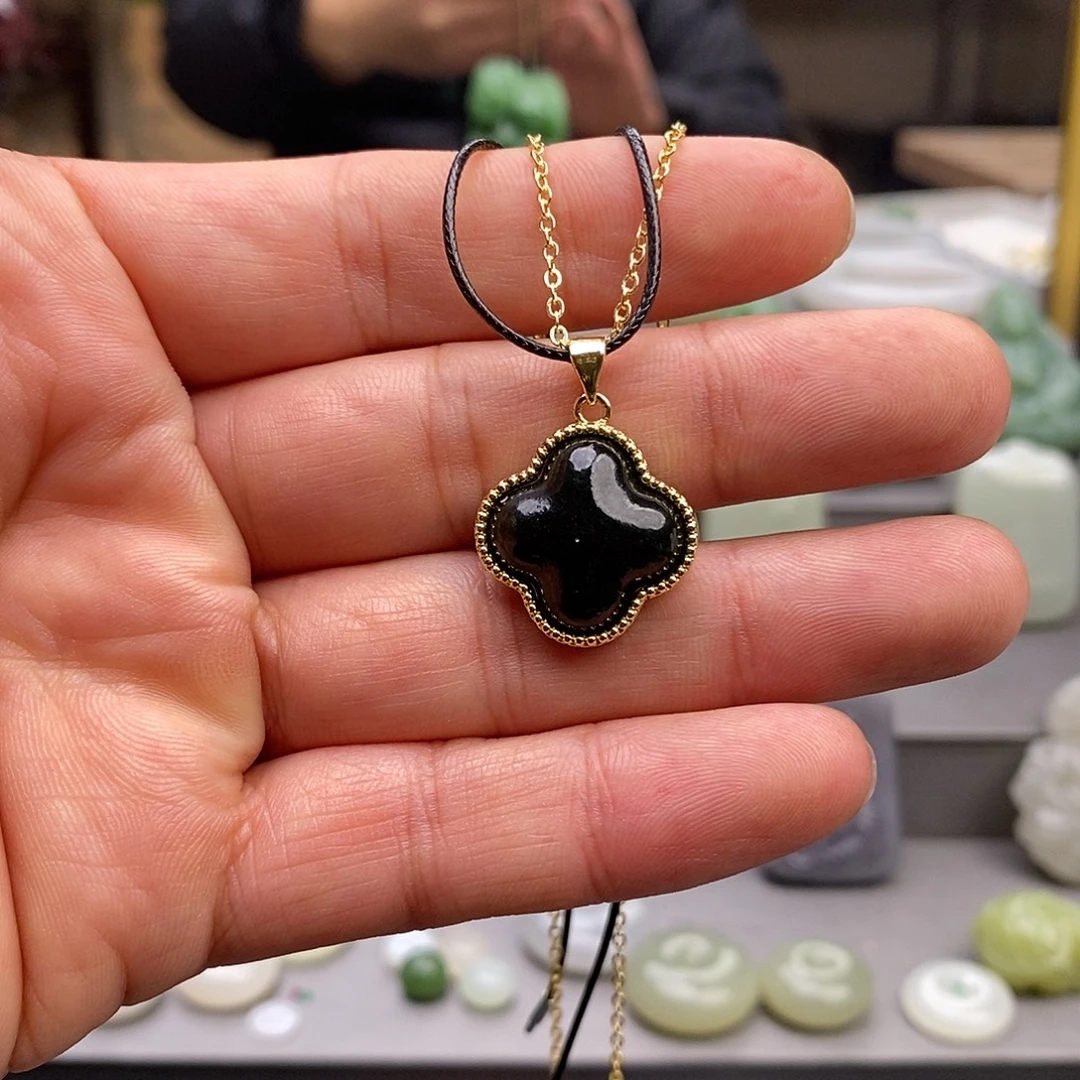 默***闻和田玉未镶嵌颈饰