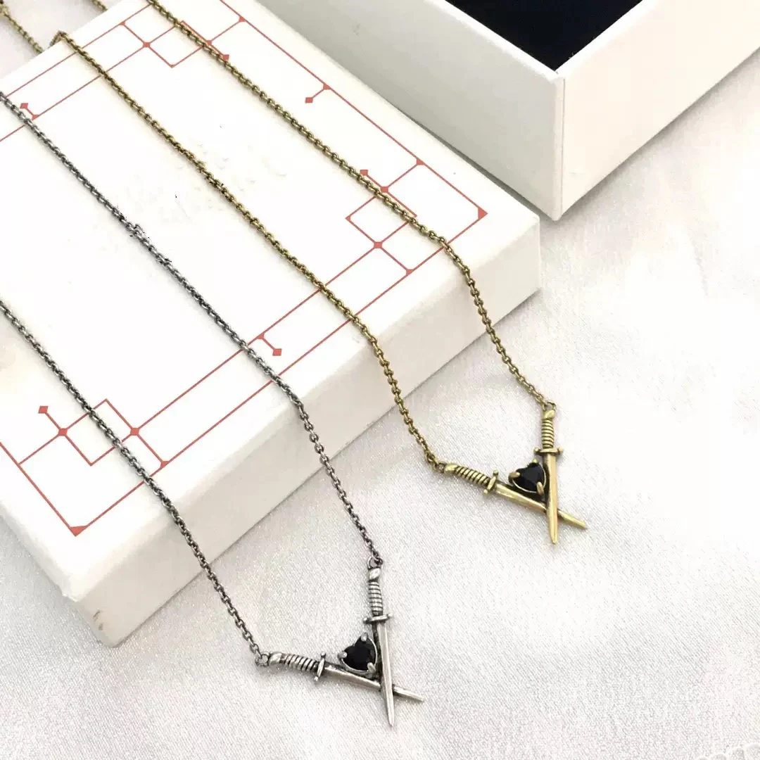 铜合金项链 M家麦家新款匕首心形个性气质复古黑色水钻穿心锁骨链