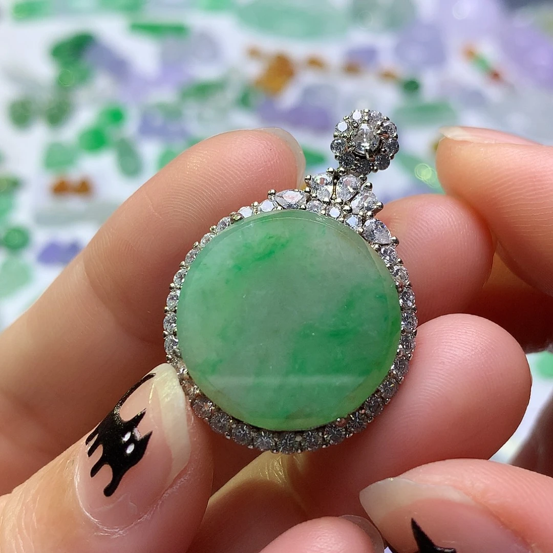 翡翠未镶嵌颈饰无事