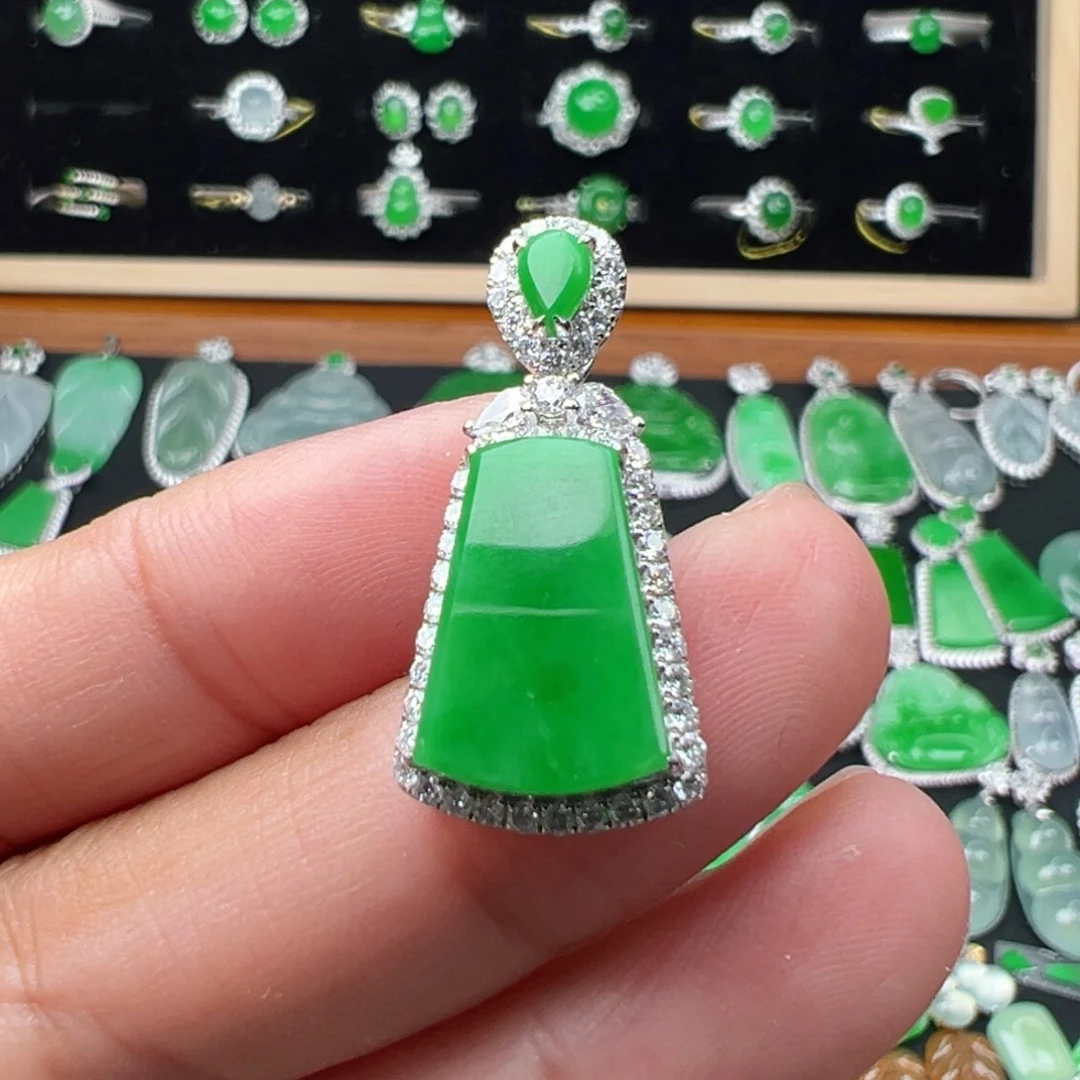 翡翠18K金镶嵌颈饰马鞍