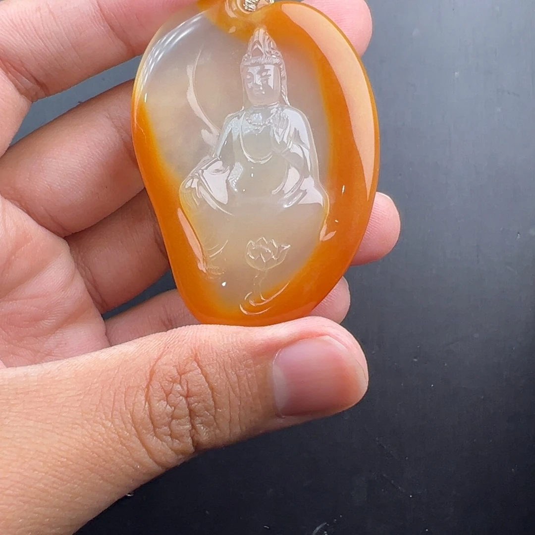 国***歌未镶嵌石英质玉（黄龙玉）颈饰