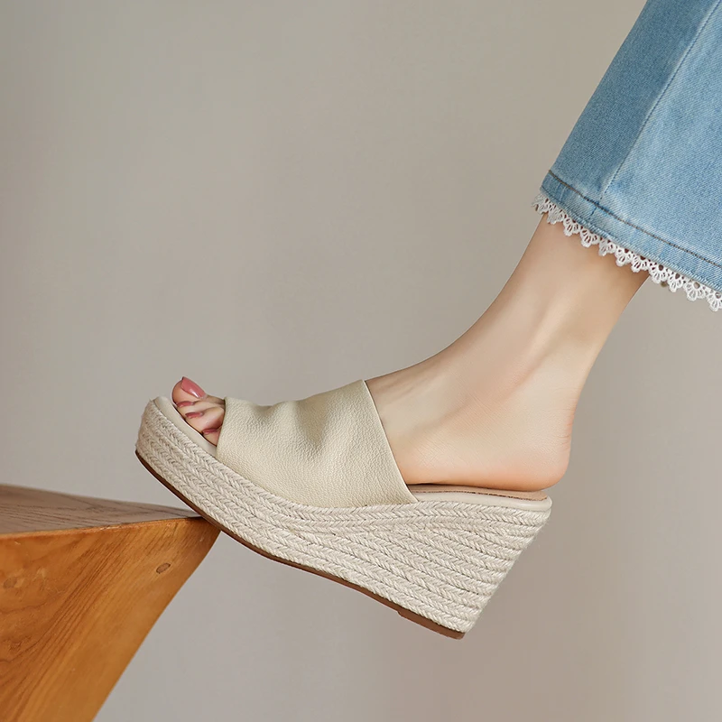 9cm小个子高跟坡跟凉拖鞋女新款软羊皮休闲露趾厚底松糕拖鞋外穿