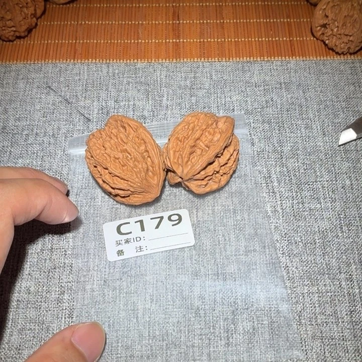 文玩核桃吊坠虎头179