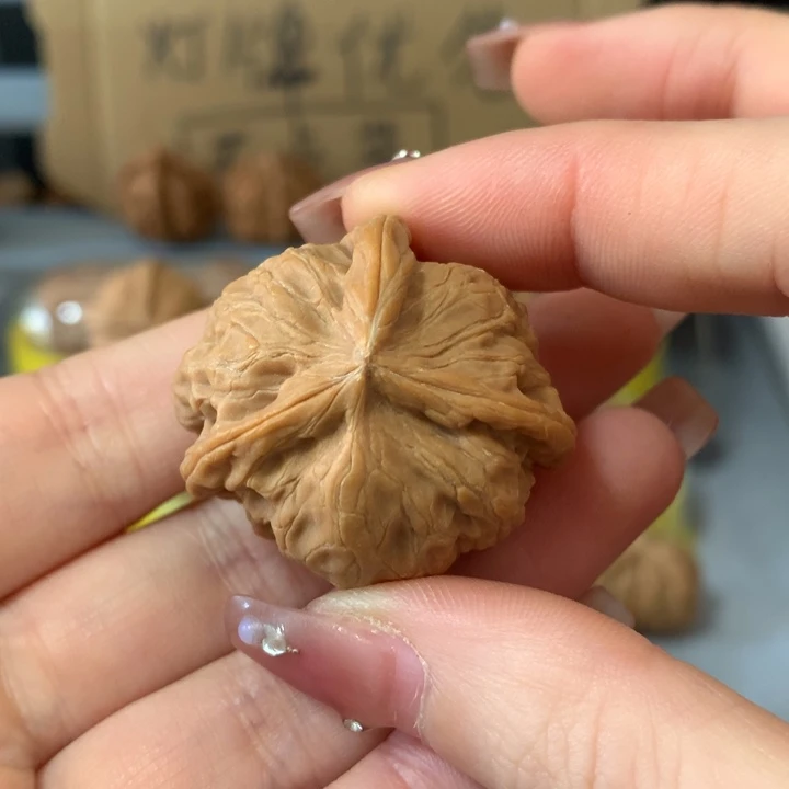 微***涩文玩核桃吊坠异形单只，有瑕疵