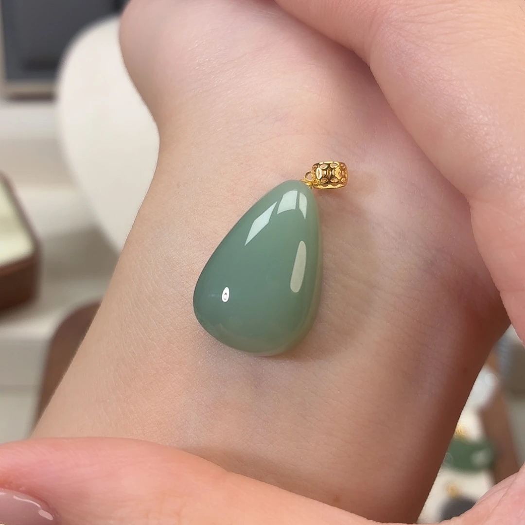 和田玉18K金镶嵌颈饰