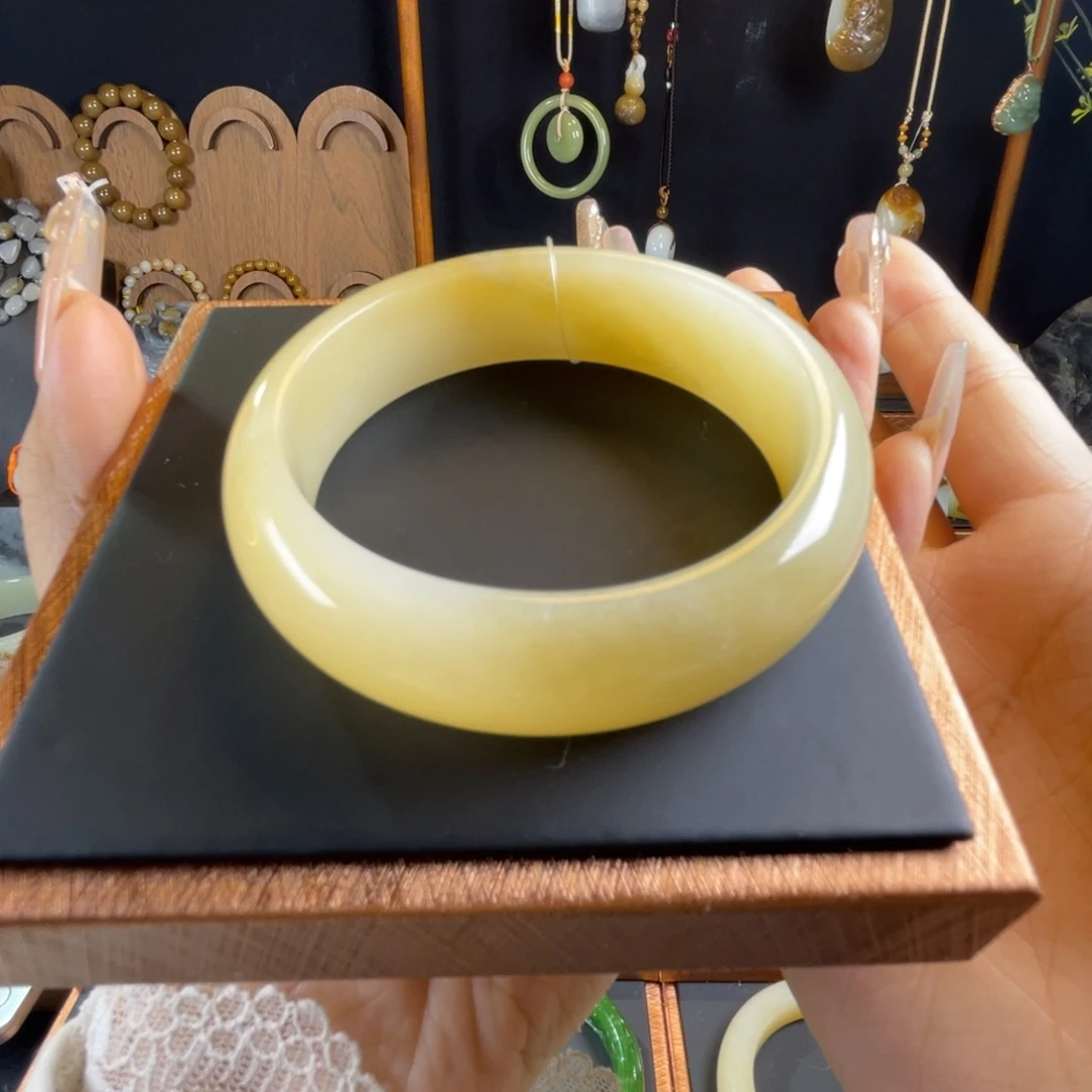 ****7和田玉未镶嵌手镯