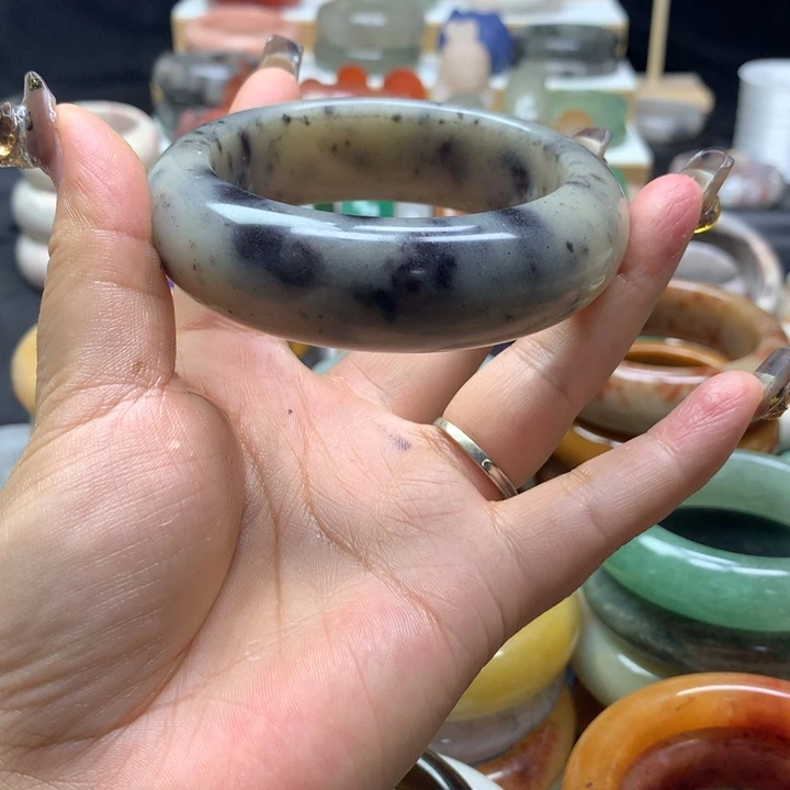 未镶嵌手镯石英质玉变*