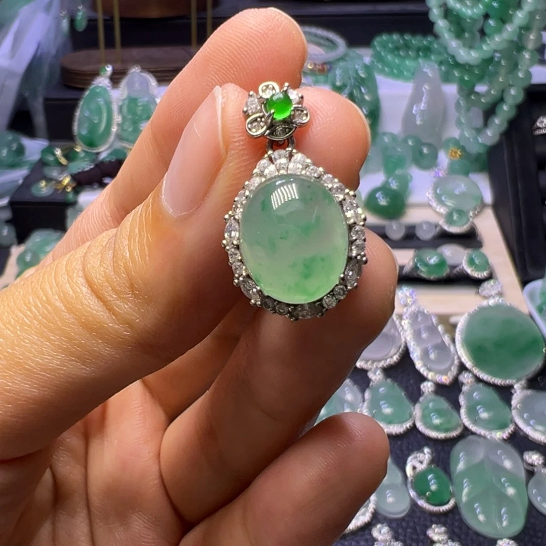 石英质玉（非洲翠）未镶嵌颈饰