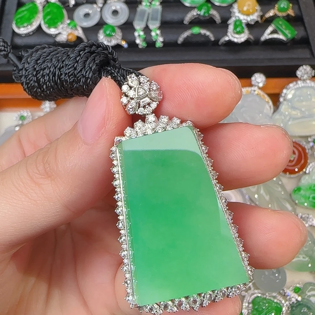翡翠18K金镶嵌颈饰木那绿厚装无事牌