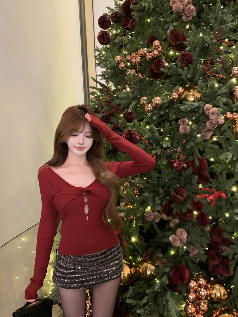 Yucii 秋冬新款新年红修身显瘦性感辣妹扭结小心机上衣女