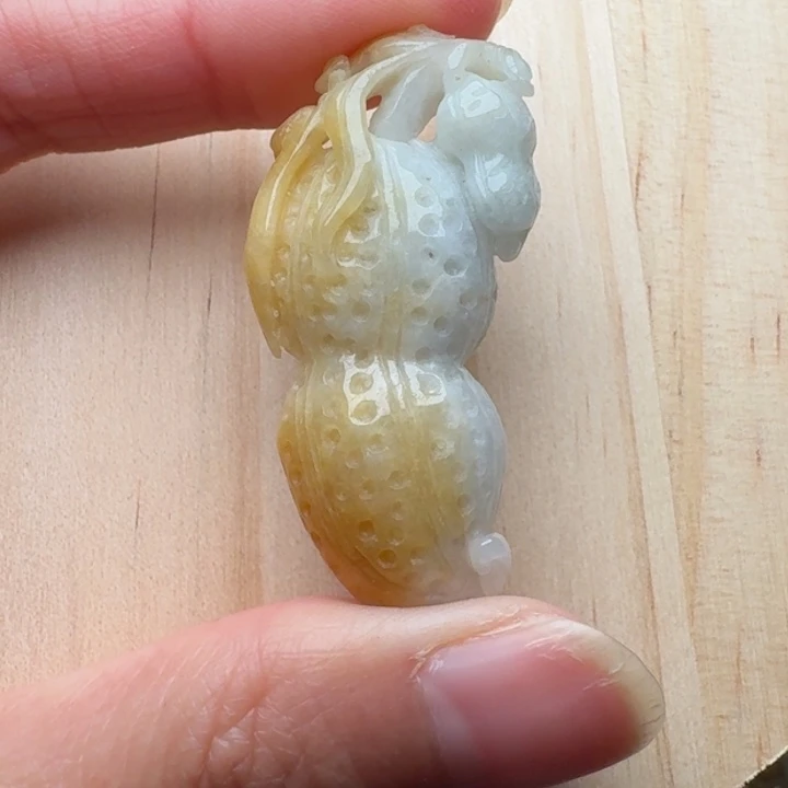 翡翠未镶嵌颈饰花生