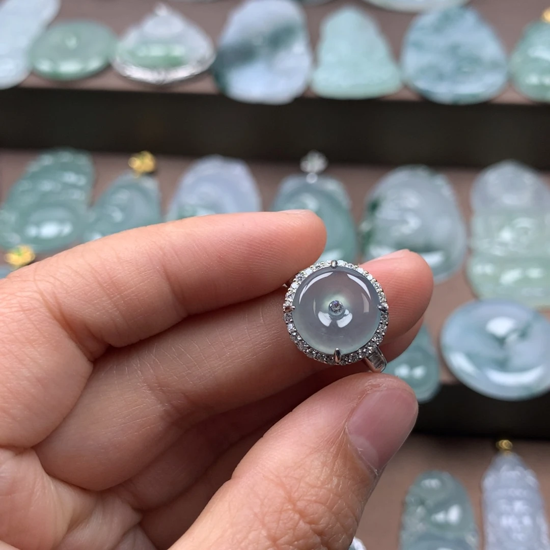 颈饰未镶嵌翡翠抹****?天然翡翠