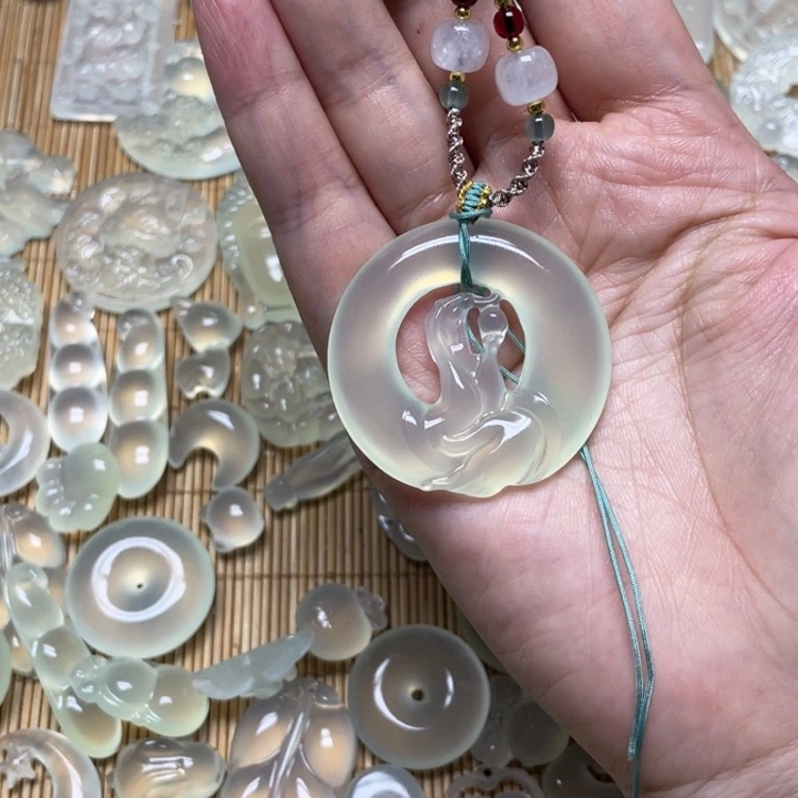 蛇纹石玉颈饰未镶嵌