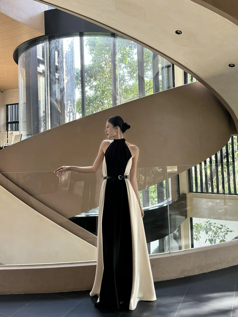 HEYI【高阶时髦】小众大露背飘带设计撞色拼接腰带挂脖式长裙