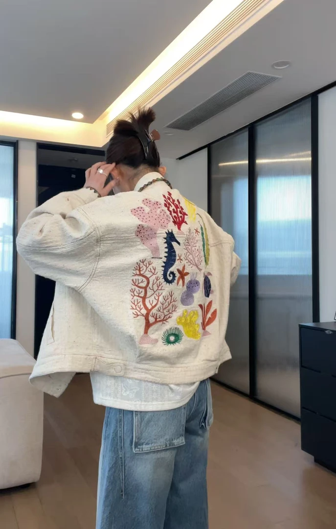 JOJO/玖了个玖 2025春 单排扣后刺绣花边宽松休闲外套 2502C457