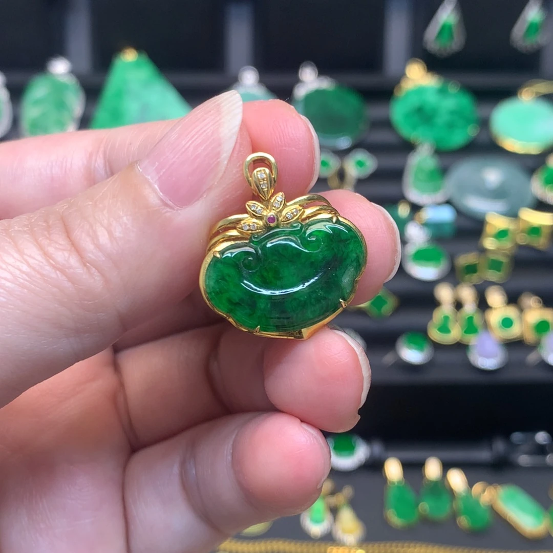 翡翠18K金镶嵌颈饰有纹裂