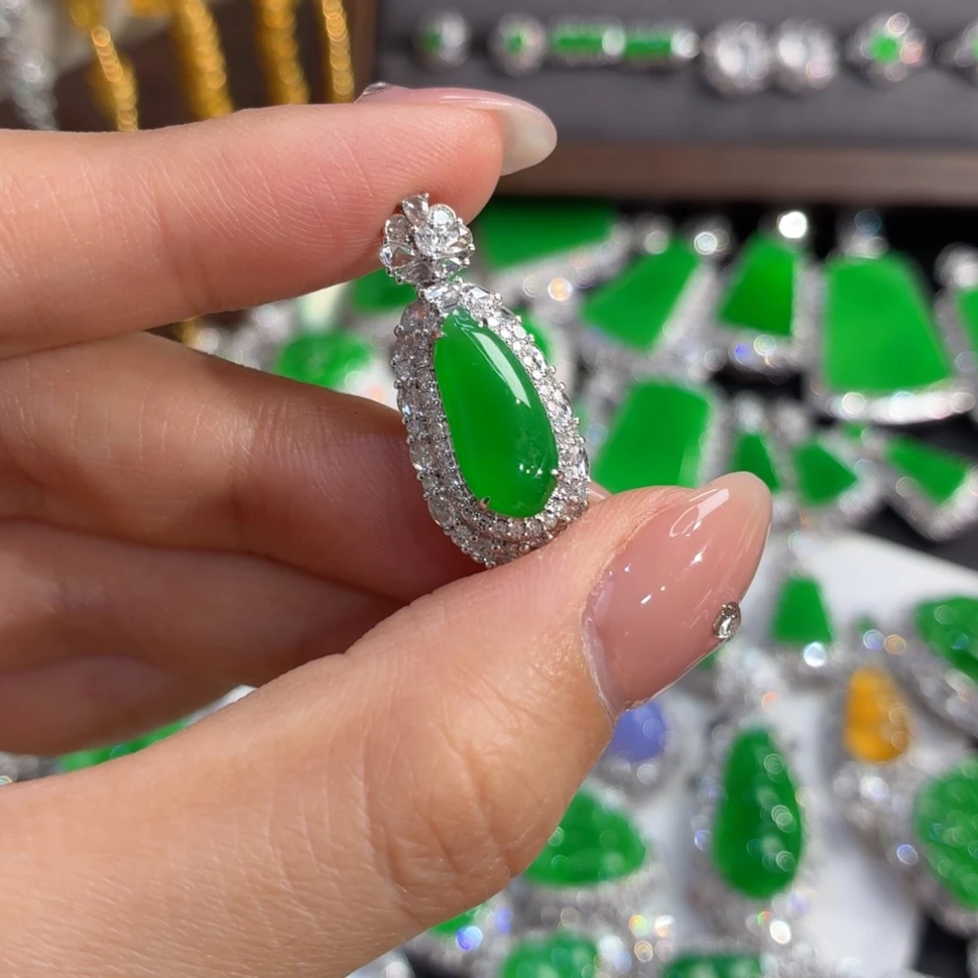 翡翠18K金镶嵌颈饰福瓜