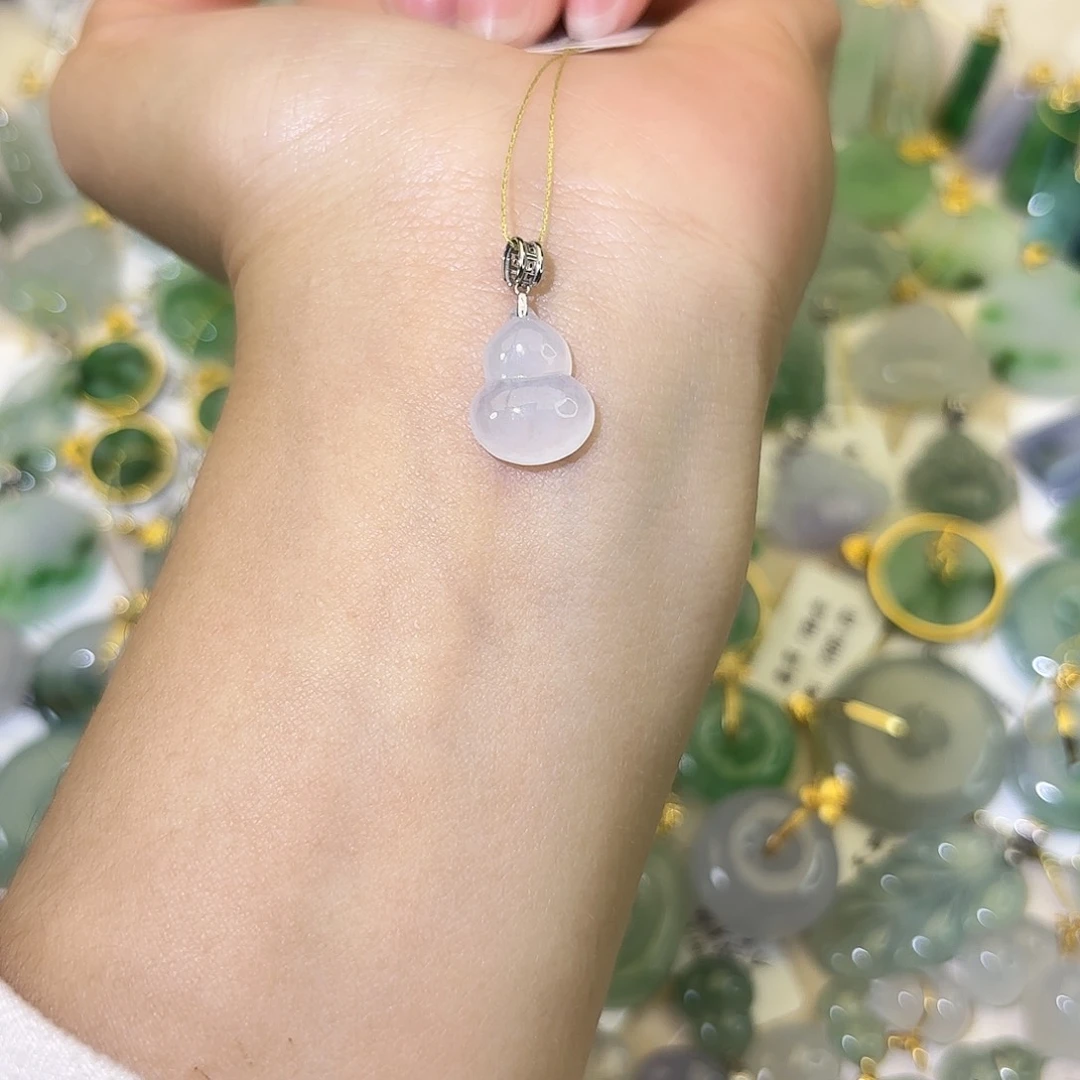 翡翠18K金镶嵌颈饰葫芦
