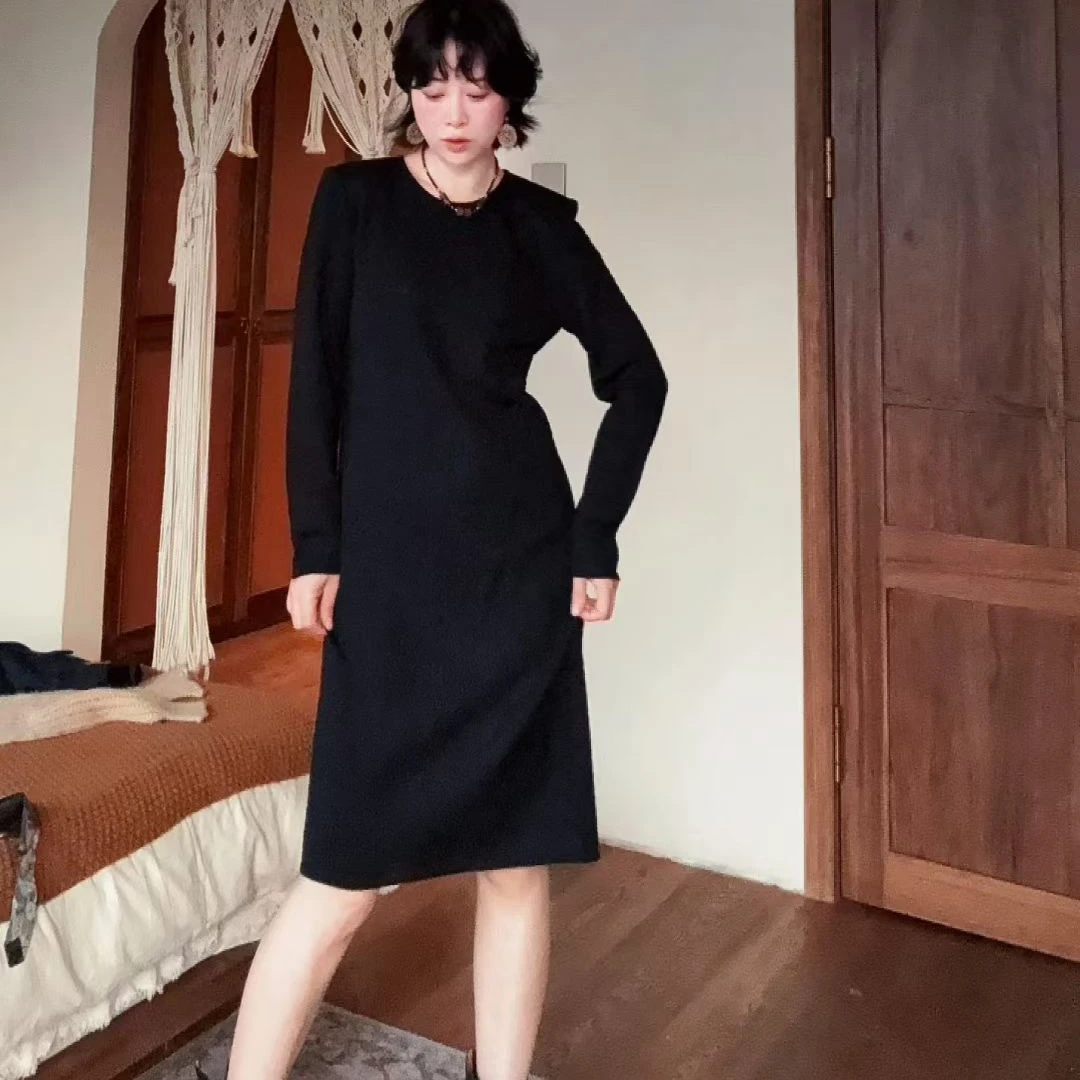 罗兰/黑色暗纹圆领长袖针织连衣裙